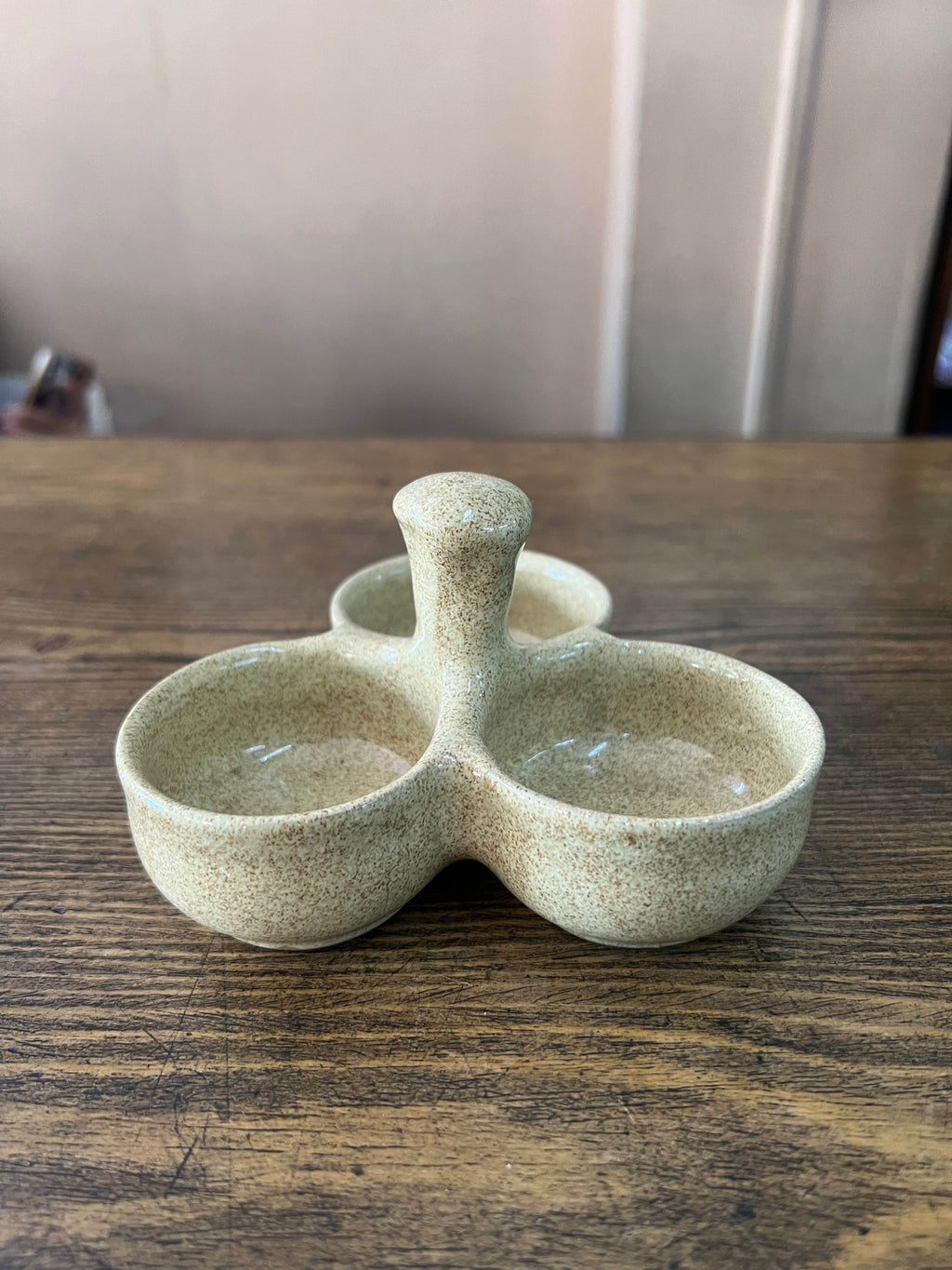  Elegant 3-in-1 ceramic sauce holder for dips, chutneys, and condiments. Food-safe, stylish, and perfect for home, restaurant, or catering. Shop now!